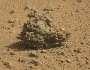 Our martian friend hanging out on the surface slowly eroding in the wind. The Curiosity rover snapped this image while driving by. Image: JPL/NASA-CalTech