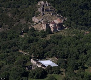 The roof in the foreground covers one of the main excavation pits.  You can see here that the ruins are built on the rocks rocky highland between the two rivers.  The fossils are found in these rocks.