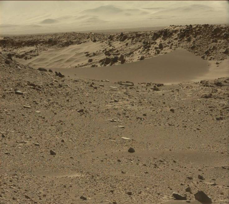 A view of the sand dune sitting in "dingo gap."  Image: JPL/NASA/MSSS 