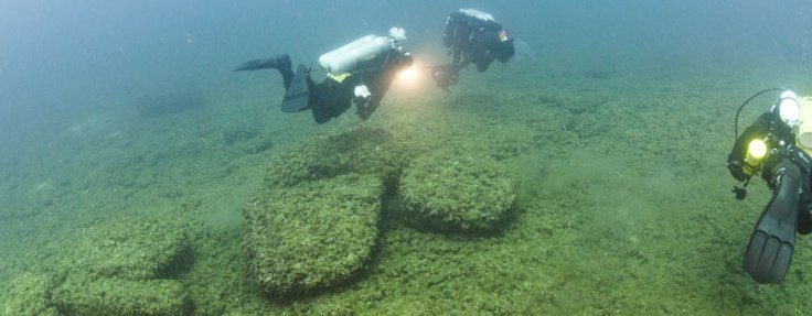 Divers examining boulders at the bottom of Lake Huron that served as caribou drive lanes for prehistoric hunters. Photo courtesy of Tane Casserly  Source: http://www.pasthorizonspr.com/index.php/archives/12/2011/lake-huron-reveals-a-prehistoric-past