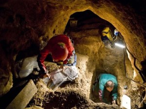 Fig. 2. Excavation in a portion of The Pit of Bones in Spain.  Image from: http://www.diariouno.com.ar/mundo/Hallaron-el-ADN-mas-antiguo-del-pariente-humano--20131204-0118.html 