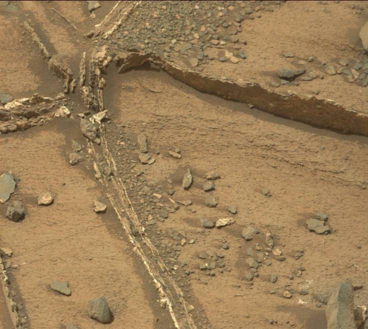 Cemented cracks-mars-rover-curiosity0943MR0041430080501975E01_DXXX