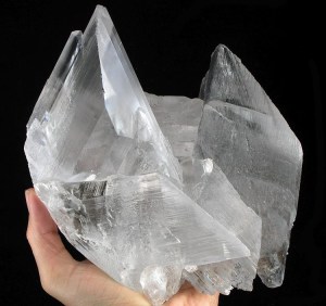 A large crystal retrieved from the Naica mine. By Rob Lavinsky, iRocks.com – CC-BY-SA-3.0, CC BY-SA 3.0, https://commons.wikimedia.org/w/index.php?curid=10160539 Picture of cave crystal wikipedia attribution